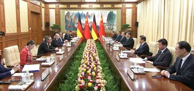 Der chinesische Staatspräsident Xi Jinping hat den deutschen Bundeskanzler Olaf Scholz am Dienstag im Diaoyutai-Staatsgästehaus in Beijing getroffen. Der chinesische Staatspräsident Xi Jinping hat den deutschen Bundeskanzler Olaf Scholz am Dienstag im Diaoyutai-Staatsgästehaus in Beijing getroffen.